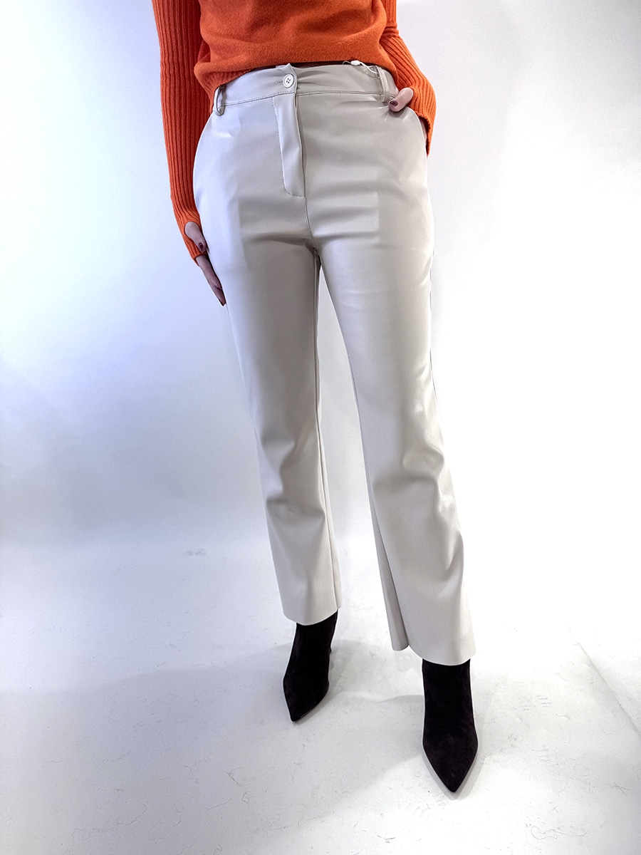 PANTALONE TROMBETTA IN ECOPELLE COLOR PANNA ART. 222128-25 - TENSIONE IN