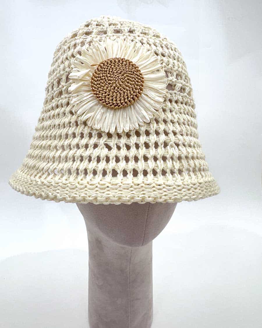 CAPPELLO TRAFORATO NATURALE CON APPLICAZIONE MARGHERITA ART. 3938 - NATURALE