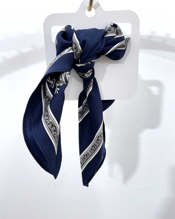 FOULARD IN SETA BLU CON BORDO DECORATO ART. 5896