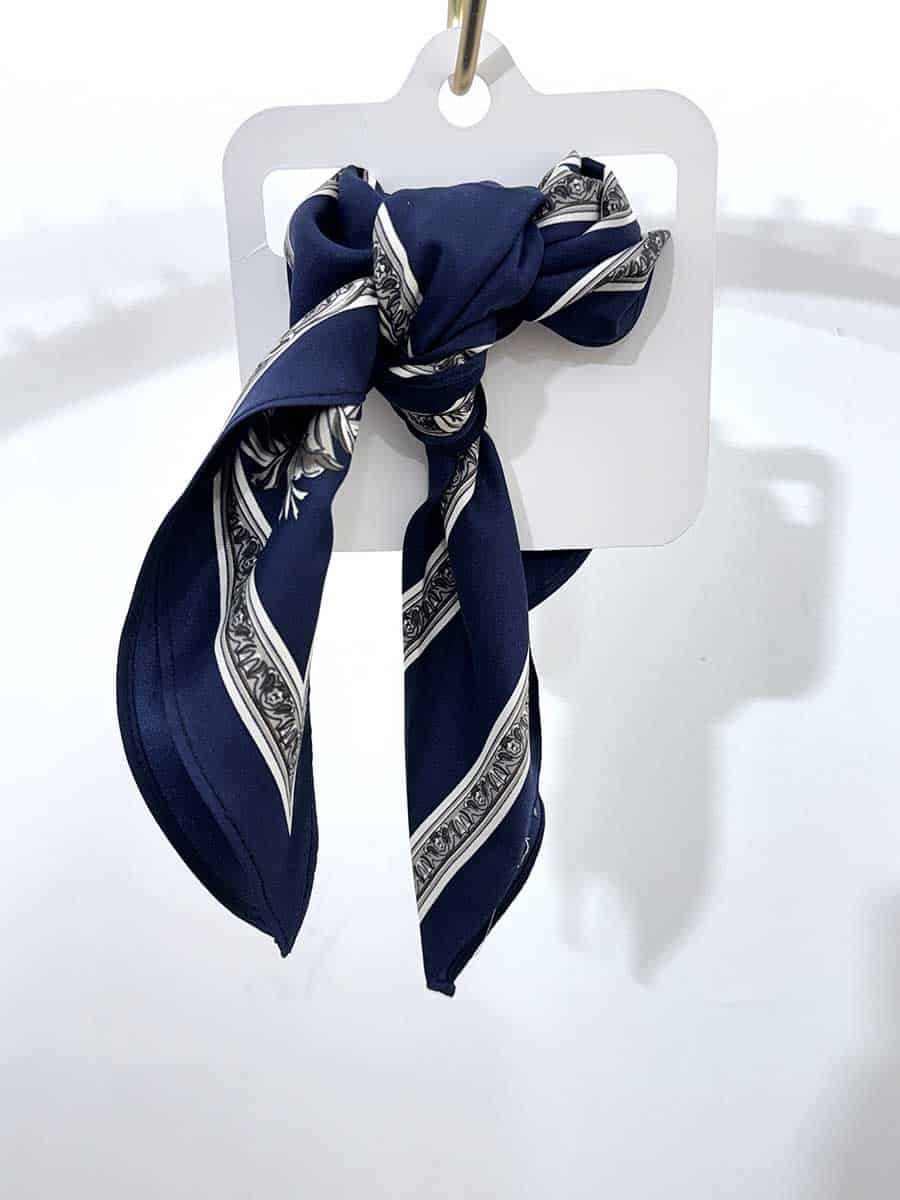 FOULARD IN SETA BLU CON BORDO DECORATO ART. 5896